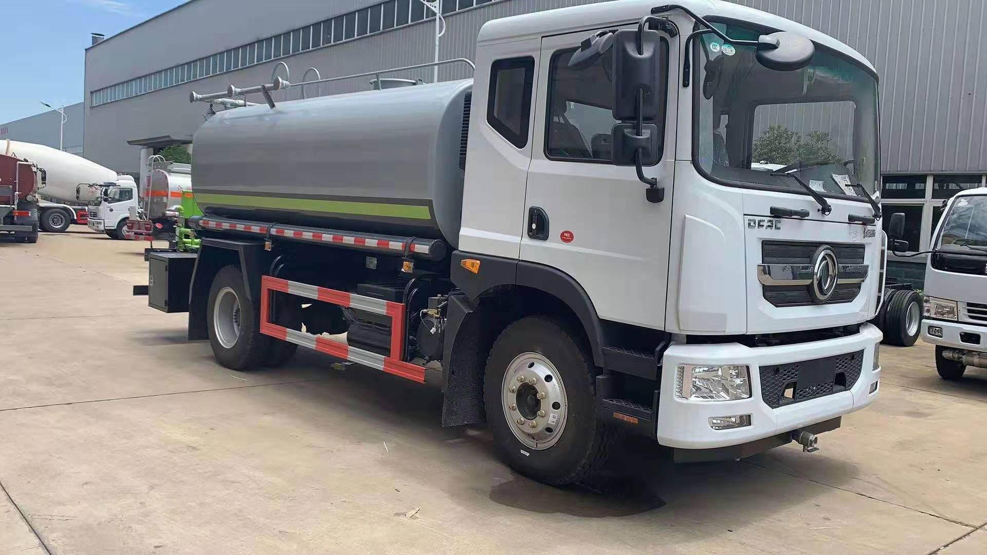 工地洒水车 守护文明施工的“清道夫”